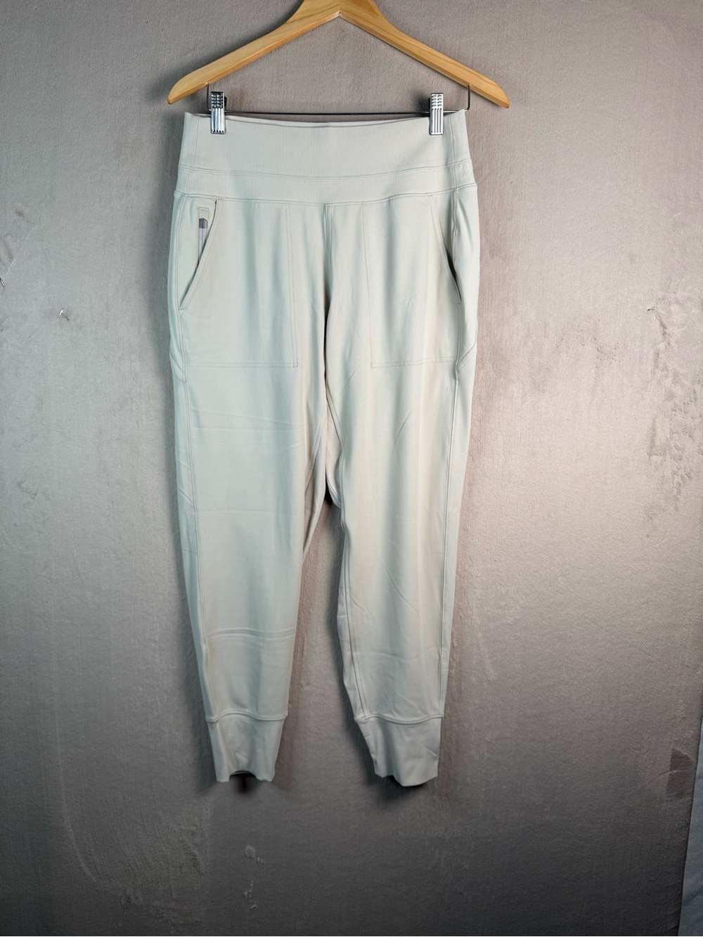 Athleta Cream Joggers M Neutral Athleisure Travel Lounge Pants